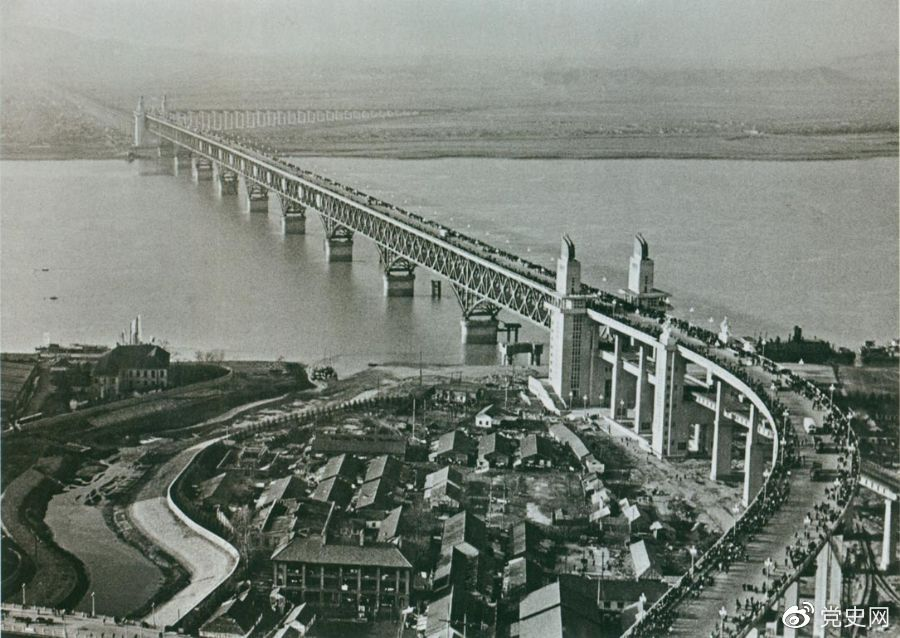 1968年12月29日， 南京長(zhǎng)江大橋全面建成通車。這是當(dāng)時(shí)中國(guó)自行設(shè)計(jì)建造的最大的鐵路、公路兩用橋。